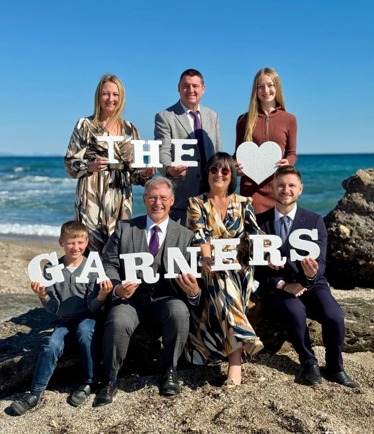 La familia Garner en la playa de Mojácar, 2025